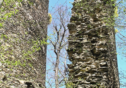 Částečně zachovalý parkán jihovýchodního opevnění staršího hradu - vlevo vyšší plášťová hradba vpravo nižší parkánová.