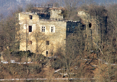 Mladší hrad při pohledu z rakouského břehu Dyje.