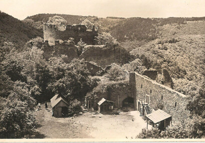 Main courtyard with small farmstead in photograph from the start of the 20th century.