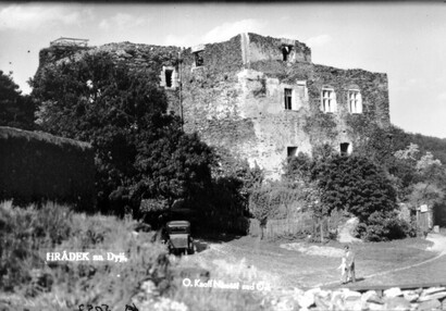 Západní křídlo mladšího hradu, pohled z velkého nádvoří, 30. léta 20. století.