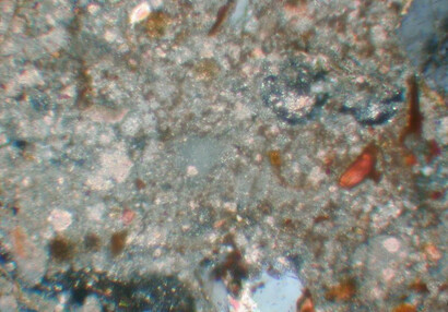 Mikrofotografie omítek vznikly během analýzy v roce 2002. Na snímku rekrystalizace mikritu. 