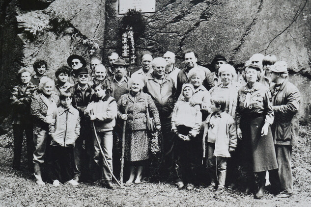 Fotografie skautů na Novém Hrádku ze setkání na začátku devadesátých let. 