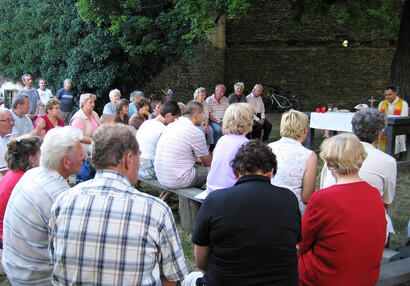 Heilige Messe auf dem Burghof im Juni 2009.
