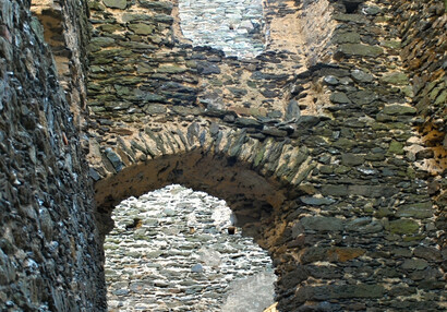 Internal view of the castle entrance, above a window with a seat.