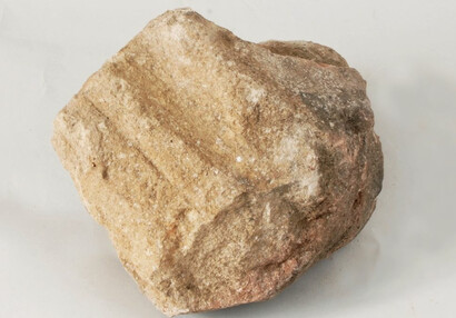 Von einem Steinmetz bearbeitetes Element mit Vertiefung, Fund im Schutt des Kellers im Fels unter dem Hauptpalais. 
