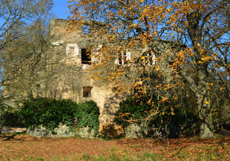 Průčelní část hradu s torzem předsunutého opevnění.