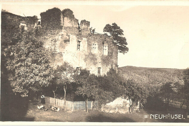Dobová pohlednice mladšího hradu ze začátku 20. století, kdy zde byla noclehárna Klubu Českýh turistů